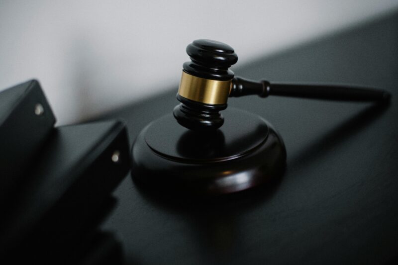 Derecho penal administrativo y delitos cometidos por funcionarios y cargos públicos