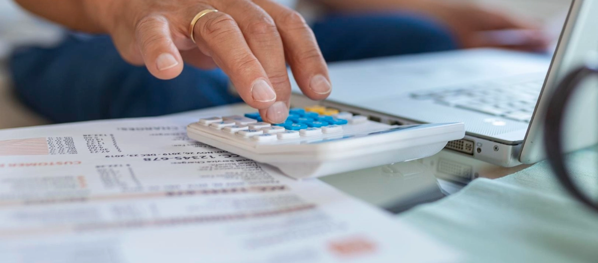 Examinación de un balance de cuentas de una empresa para investigar un posible delito de administración desleal