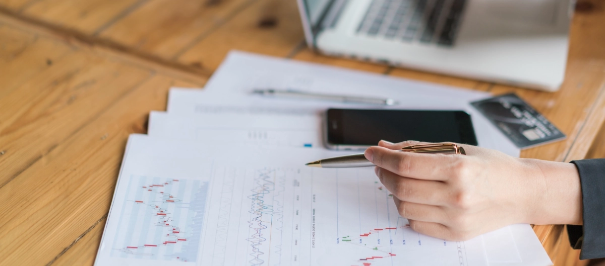 Detalles de una cartilla de ahorro y una calculadora, representando la reclamación por apropiación indebida herencia cuentas bancarias