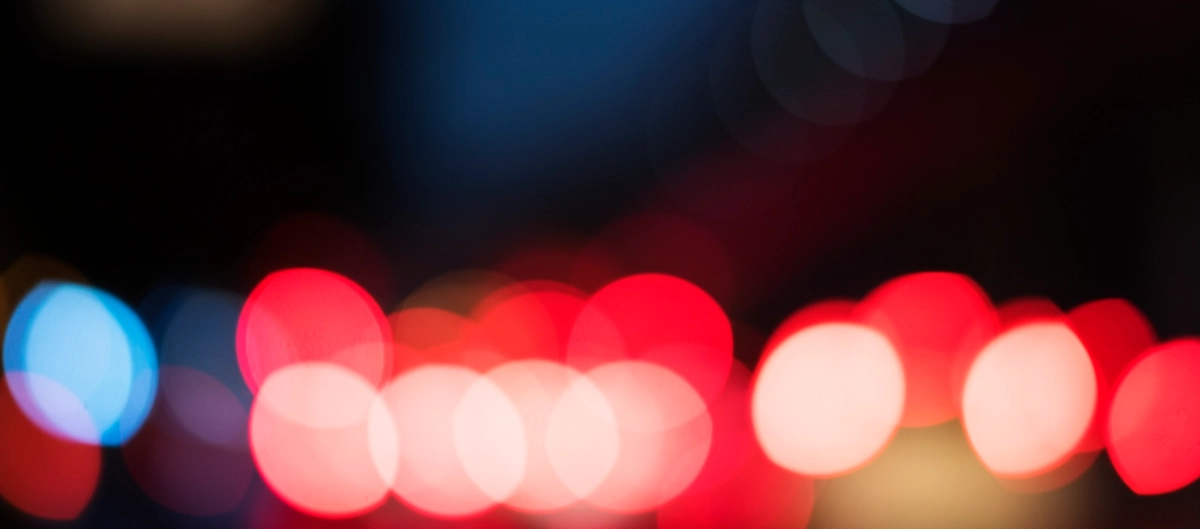 Luces de un coche patrulla de la policía actuando ante un aviso por el presunto quebrantamiento de una orden de alejamiento