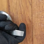 Cerradura forzada, ejemplo de acceso en un delito de robo en casa habitada