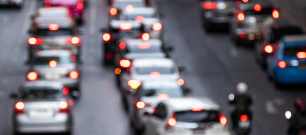 Vista panorámica de una autopista de varios carriles con tráfico de coches en movimiento, ilustrando la conducción cotidiana que requiere un carnet vigente