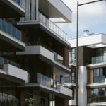 Fachada de una casa cerrada representando el delito de ocupación ilegal