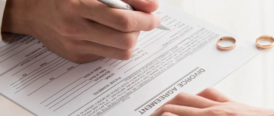 Convenio regulador divorcio firmado por una pareja durante el proceso de separación
