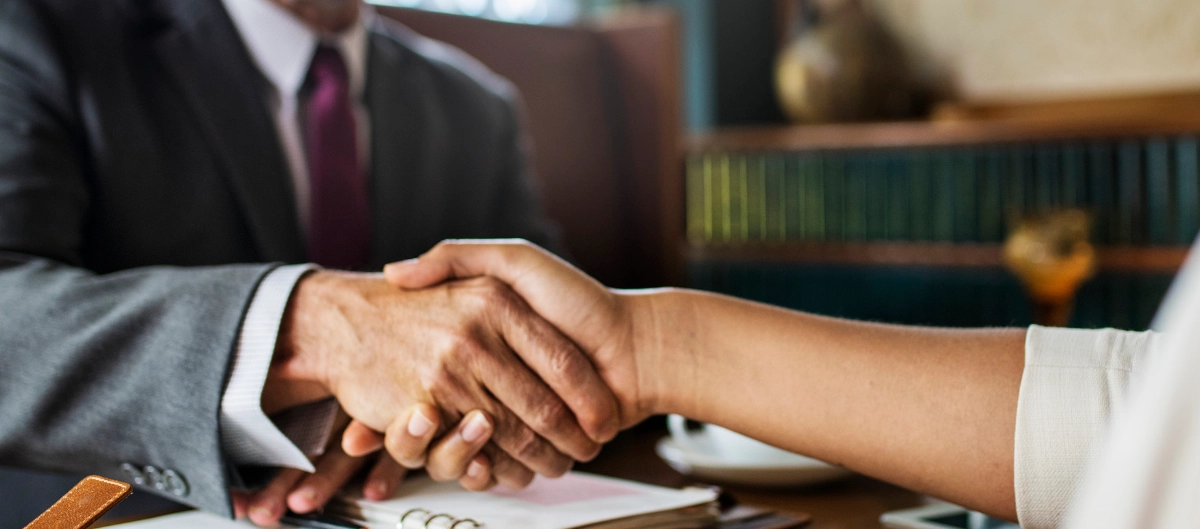 Pareja revisando los requisitos para un divorcio ante notario