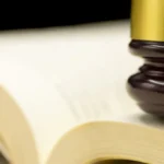 Mazo de juez sobre el Código Penal abierto en el artículo que regula el delito de malos tratos habituales
